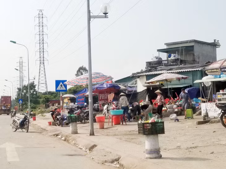 Hàng hóa được bày bán ngay sát mép đường.