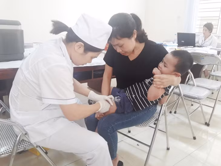 Tiêm phòng cho trẻ tại Trạm y tế xã Bình Khê, TX Đông Triều.