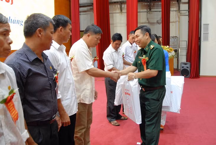 Người có uy tín tiêu biểu của huyện Tiên Yên nhận khen thưởng của Bộ đội Biên phòng tỉnh nhân dịp gặp mặt năm 2018.