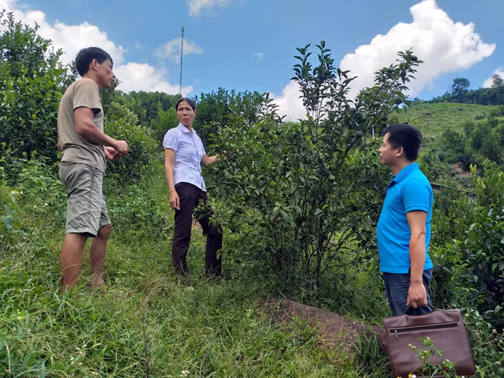 Cán bộ, đảng viên xã Vạn Yên phát huy tinh thần tự giác chủ đồng đi cơ sở nắm tình hình đời sống của nhân dân
