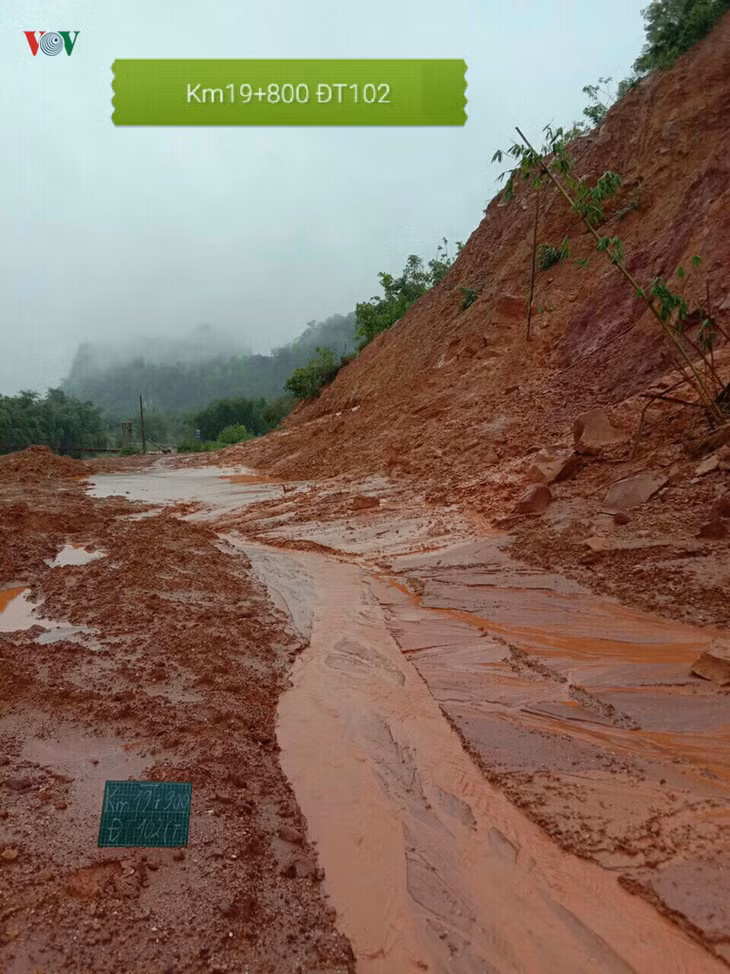 KM 19+800, ĐT.102 sạt lở, ách tắc từ 9h30 ngày 31/8 đến 12h cùng ngày thì thông đường.