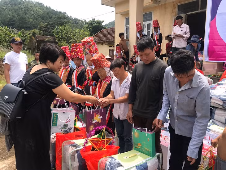 Đại diện Hội tình nguyện viên Hạ Long tặng quà cho các hộ nghèo. 
