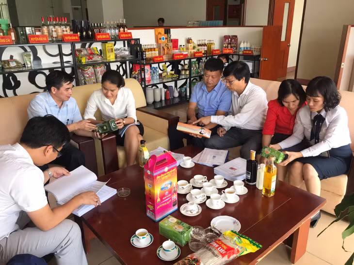 Ban tổ chức kiểm tra mẫu mã, bao bì, chất lượng sản phẩm.