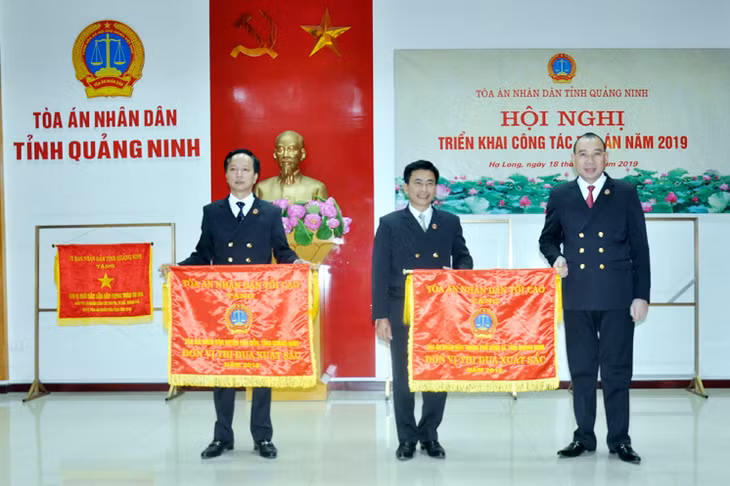 Chánh án TAND tỉnh trao Cờ Đơn vị Thi đua xuất sắc của Tòa án Nhân dân Tối cao năm 2018 cho TAND TP Uông Bí