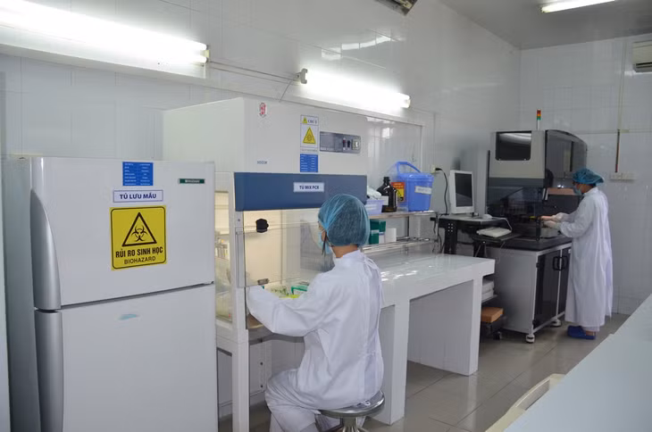 Thực hiện quy trình kỹ thuật Realtime PCR tại Bệnh viện Đa khoa tỉnh. - Ảnh: Tường Vi