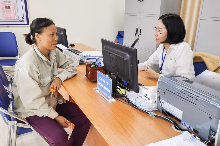 Người dân xã Đài Xuyên (huyện Vân Đồn) được hướng dẫn giải quyết vướng mắc về giấy tờ nhà đất tại Bộ phận tiếp nhận và trả kết quả hiện đại của xã.