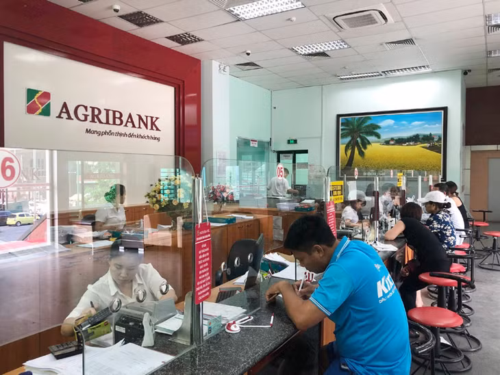 Khách hàng giao dịch tại Agribannk Quảng Ninh.