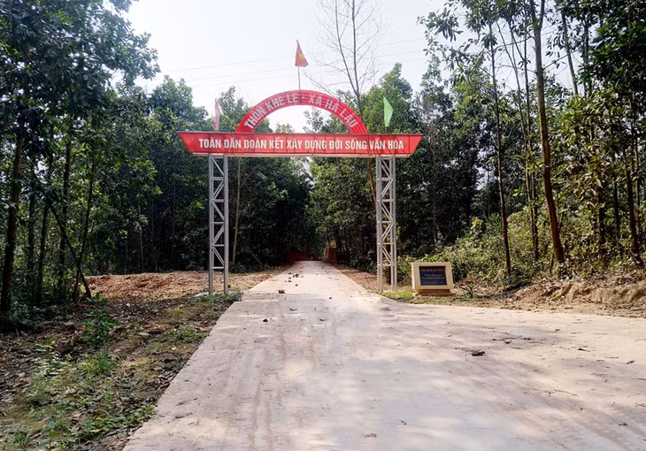 Hạ tầng giao thông đến các thôn bản xa được đầu tư tạo điều kiện đi lại thuận lợi cho người dân. Ảnh: Đường vào thôn Mào Sán Cáu, xã Quảng An.