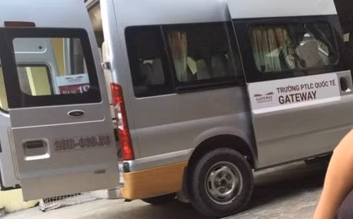 Cơ quan CSĐT - CAQ Cầu Giấy khám nghiệm chiếc xe chở cháu bé tử vong.