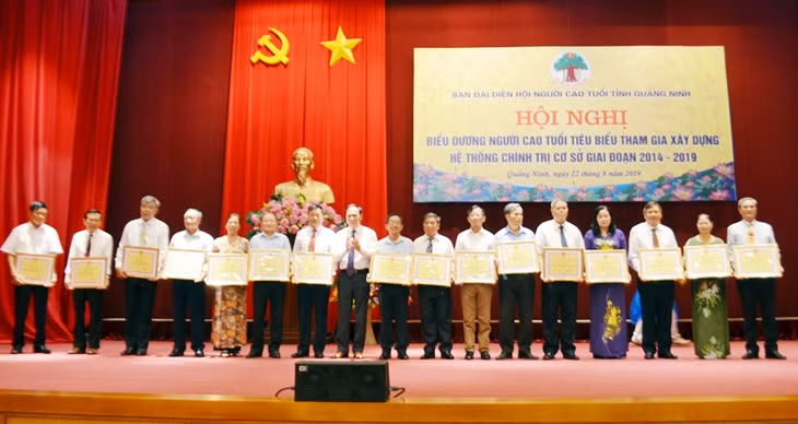 Đồng chí Đặng Huy Hậu, Phó Chủ tịch Thường trực UBND tỉnh tặng Bằng khen của UBND tỉnh cho cá nhân có thành tích tham gia xây dựng hệ thống chính trị cơ sở tỉnh Quảng Ninh, giai đoạn 2014-2019.