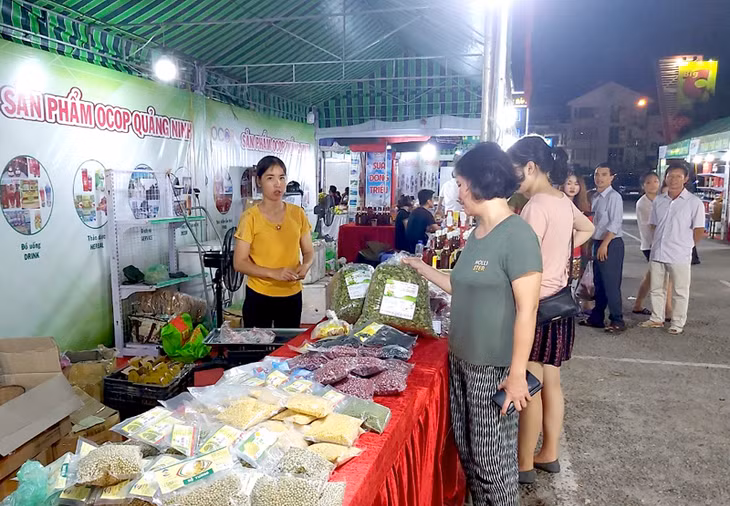 Các gian hàng giới thiệu sản phẩm OCOP của các địa phương tổ chức tại BigC Hạ Long trong tháng 8/2019 thu hút nhiều người dân đến mua sắm.