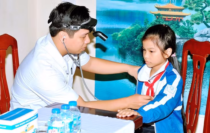 Cán bộ y tế khám chữa bệnh cho học sinh Tiểu học Hiệp Hòa (TX Quảng Yên)