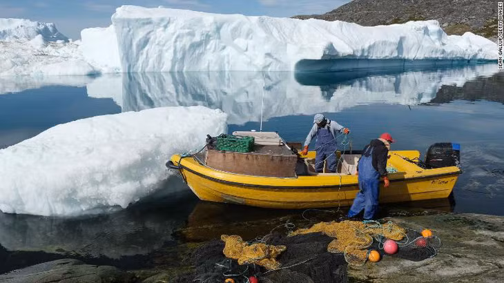 Các ngư dân đảo Greenland đang đánh bắt cá. Ảnh: Getty