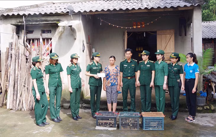 Hội phụ nữ BĐBP tỉnh tặng quà cho gia đình chị Lý Thị Thắm, bản Nà Nhái, xã Vô Ngại, huyện Bình Liêu.