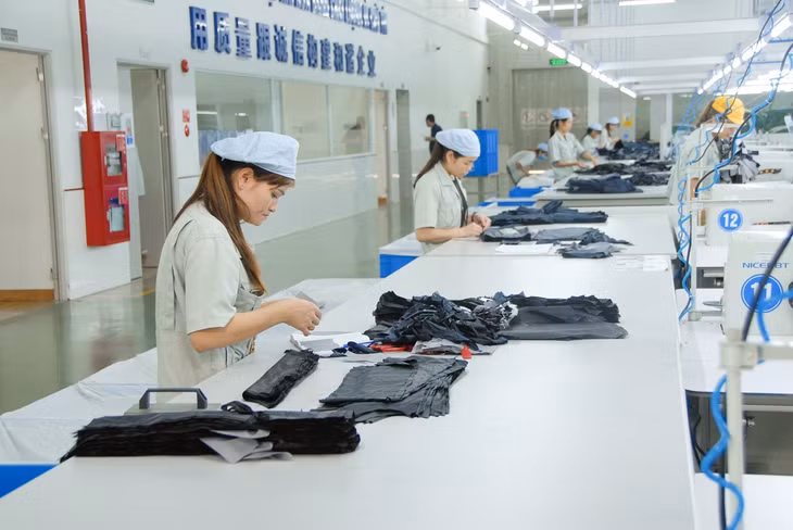 Công nhân làm việc tại Công ty TNHH may mặc Hoa Lợi Đạt (KCN Cảng biển Hải Hà).