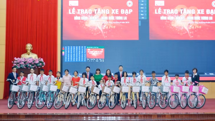 Lãnh đạo Công ty Prudential và Hội Chữ thập đỏ tỉnh trao tặng các suất học bổng cho các em học sinh nghèo hiếu học tại phương Minh Thành (TX Quảng Yêu).