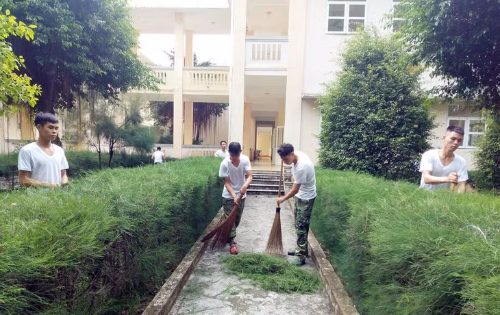 Cán bộ chiến sĩ Trường Quân sự tỉnh thường xuyên quét dọn đơn vị. 