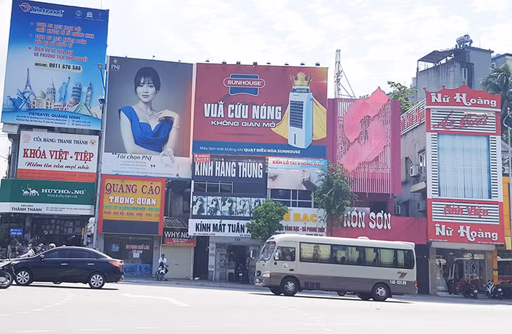 Các tấm biển quảng cáo tấm lớn dạng ốp vào tường được sử dụng nhiều tại TP Hạ Long. Ảnh chụp khu vực ngã tư Cứu hỏa 