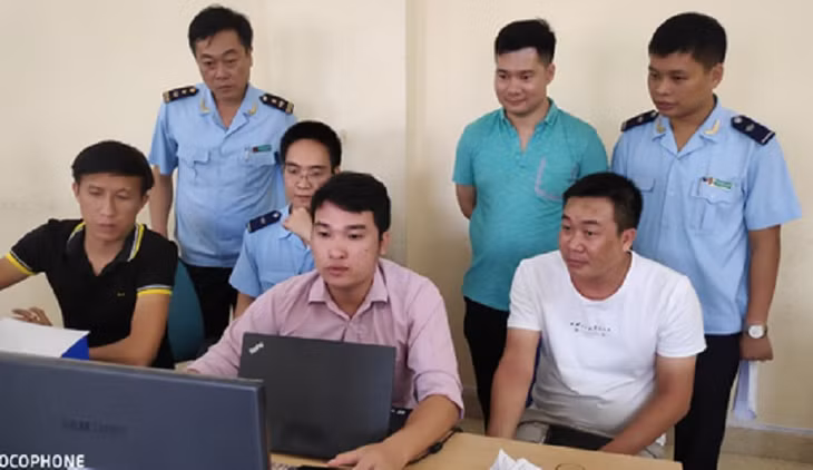 Nhân viên Công ty TNHH Phát triển thương mại Lâm Việt tiếp nhận và thực hiện các thao tác nghiệp vụ kết nối dữ liệu vào Hệ thống VASSCM.