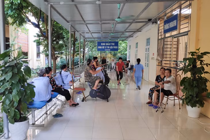 Bệnh nhân điều trị tại khoa vật lý trị liệu, bệnh viện phục hồi chức năng tỉnh.
