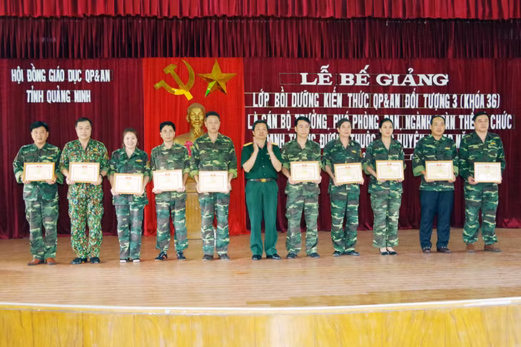 Các học viên có thành tích xuất sắc được khen thưởng.