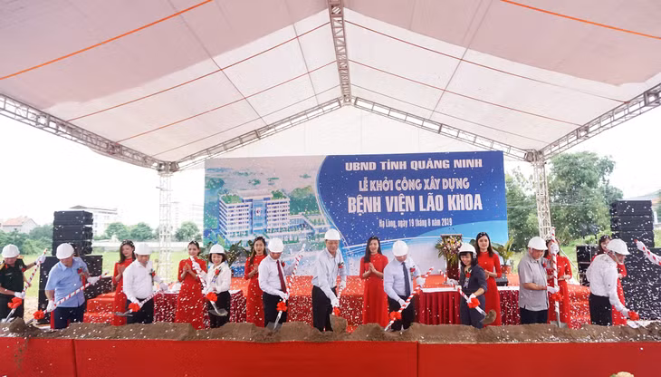 Các đồng chí lãnh đạo tỉnh làm lễ khởi công xây dựng dự án Bệnh viện Lão khoa tỉnh.