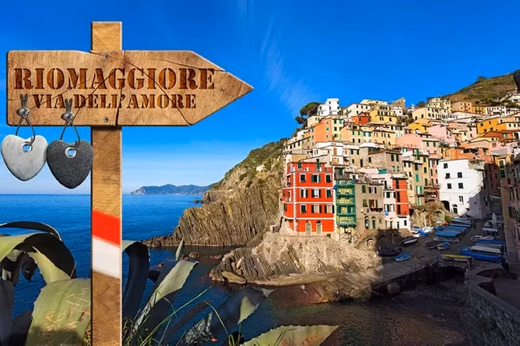 Làng Riomaggiore là điểm tham quan nổi bật được đông du khách yêu thích khi đến Cinque Terre. Từ con đường dẫn ra biển, bạn có thể thu trọn vào tầm mắt cầu thang ngoằn ngoèo kết nối từng ngôi nhà nhuốm màu thời gian và dẫn thẳng xuống biển xanh. Thị trấn còn được du khách biết đến với các tòa nhà lịch sử, vườn nho rộng lớn. Bạn đừng bỏ qua các xưởng sản xuất rượu vang nổi tiếng trong làng. Ảnh: Alberto Masnovo.