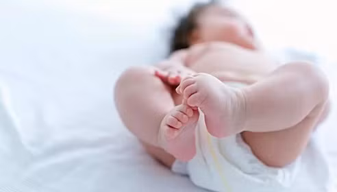 Một cô bé bị suy dinh dưỡng và kiệt sức vì đói do bố mẹ cho ăn chay. Ảnh minh hoạ: Foxnews.