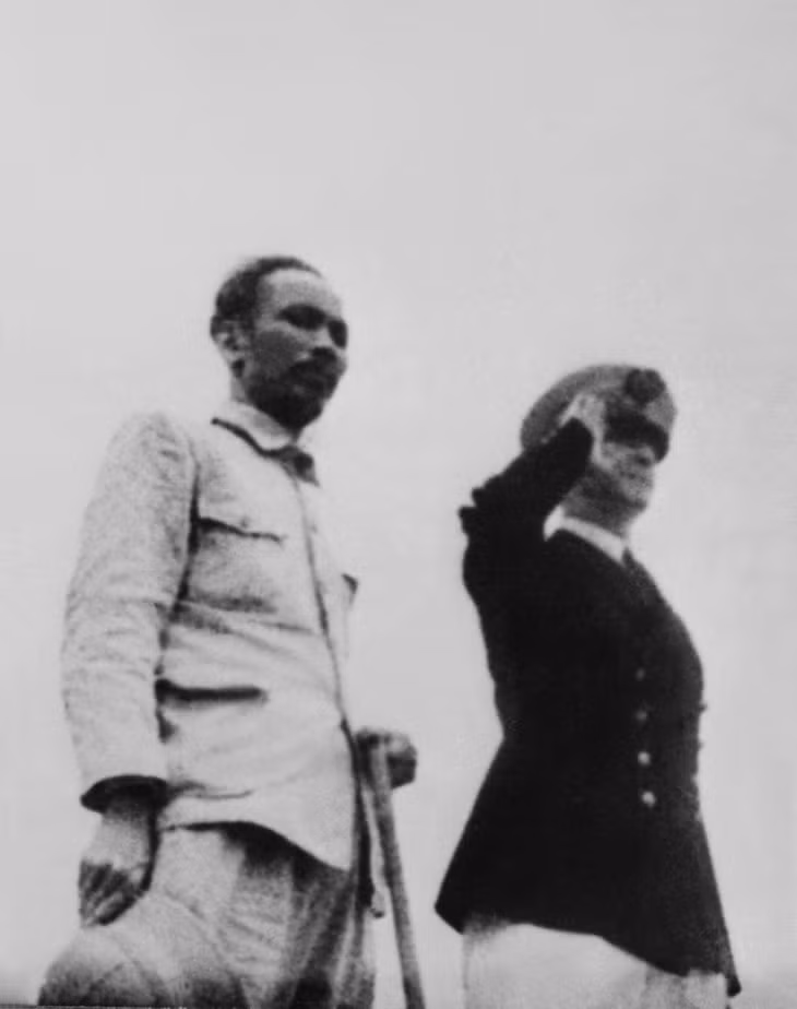 Chủ tịch Hồ Chí Minh và Georges Thierry d’Argenlieu duyệt binh trên tuần dương hạm Emile Bertin ở Vịnh Hạ Long.