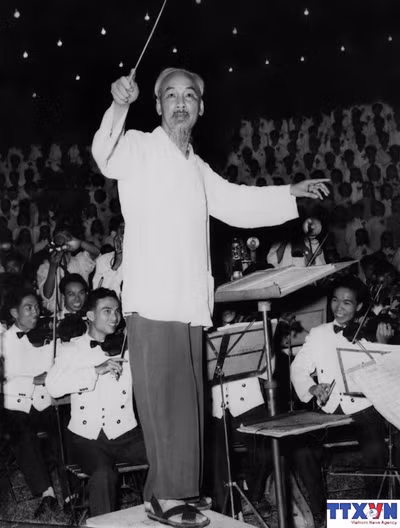 Bức ảnh: "Bác bắt nhịp bài ca Kết đoàn" do nhà báo Lâm Hồng Long (TTXVN) chụp tối 3/9/1960 tại chương trình văn nghệ quần chúng chào mừng thành công của Đại hội Đảng toàn quốc lần thứ III tổ chức tại Công viên Bách Thảo, Hà Nội.