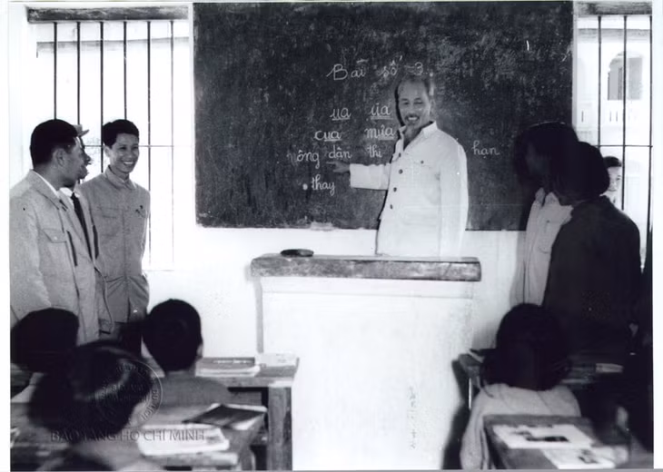 Chủ tịch Hồ Chí Minh thăm một lớp học Trường Tiểu học - Trung học Hoa Văn (Móng Cái), ngày 19/02/1960. Nguồn: Bảo tàng Hồ Chí Minh