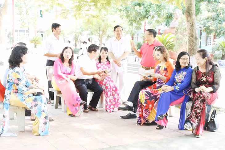 Một buổi sinh hoạt thơ của CLB Bích Động.