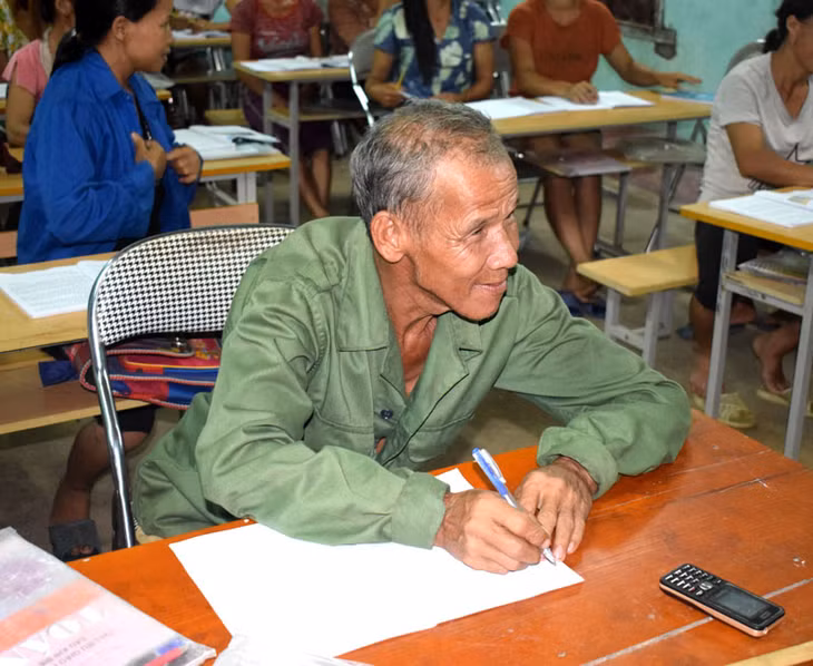 Ông Chìu Phúc Mìn, thôn Khủi Luông, xã Vô Ngại, huyện Bình Liêu tham gia lớp xóa mù chữ để làm gương cho con cái