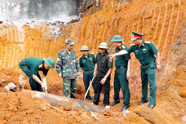 Ban CHQS TP Hạ Long phối hợp với Ban Công Binh Bộ CHQS tỉnh di rời quả bom cỡ lớn 500 kg tại tổ 6, khu 10, TP hạ Long.