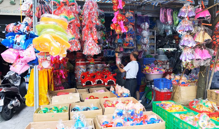 Nhiều mặt hàng đồ chơi Trung thu với nhiều mẫu mã, chủng loại đã được bày bán trên thị trường.