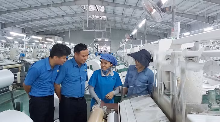 Cán bộ công đoàn Quảng Ninh thăm CNLĐ Công ty TNHH Vinanewtarp Việt Nam (KCN Cái Lân).