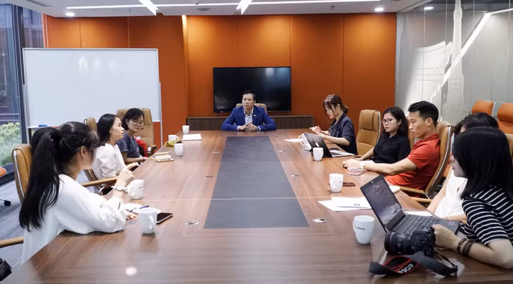 Các phóng viên cơ quan báo chí gặp gỡ, trao đổi với đại diện Cen Group về các hoạt động đầu tư cho khởi nghiệp của Tập đoàn.