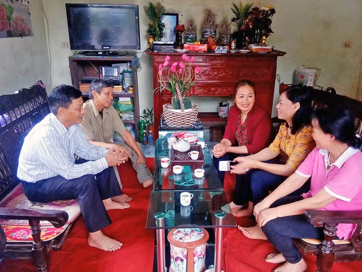 Cán bộ MTTQ phường Tuần Châu vận động người dân hiến đất làm các công trình dân sinh. 