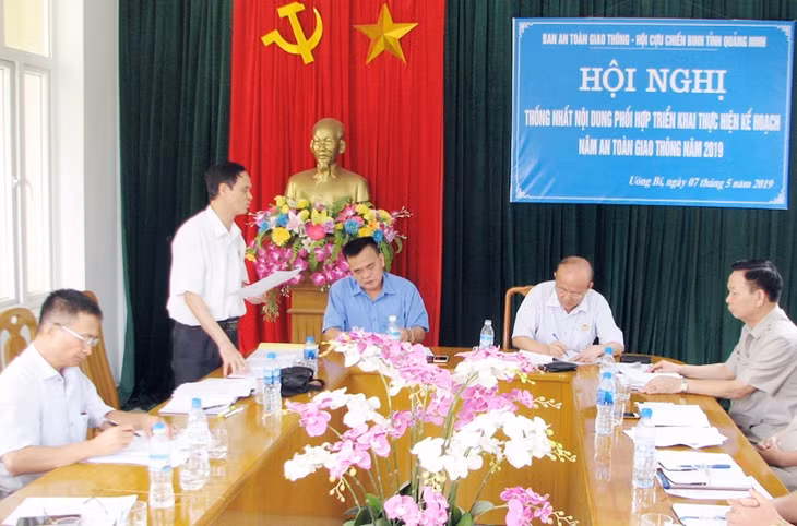 Ban ATGT tỉnh và Hội CCB tỉnh thống nhất các nội dung xây dựng mô hình tổ CCB tham gia đảm bảo ATGT đường sắt.