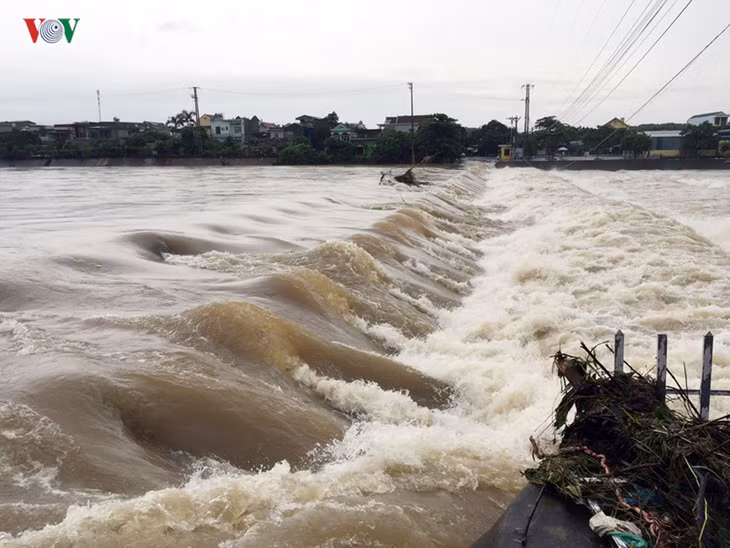 Nước lũ sông Hà Cối dâng cao khiến nhiều nơi tại Hải Hà bị ngập úng cục bộ.