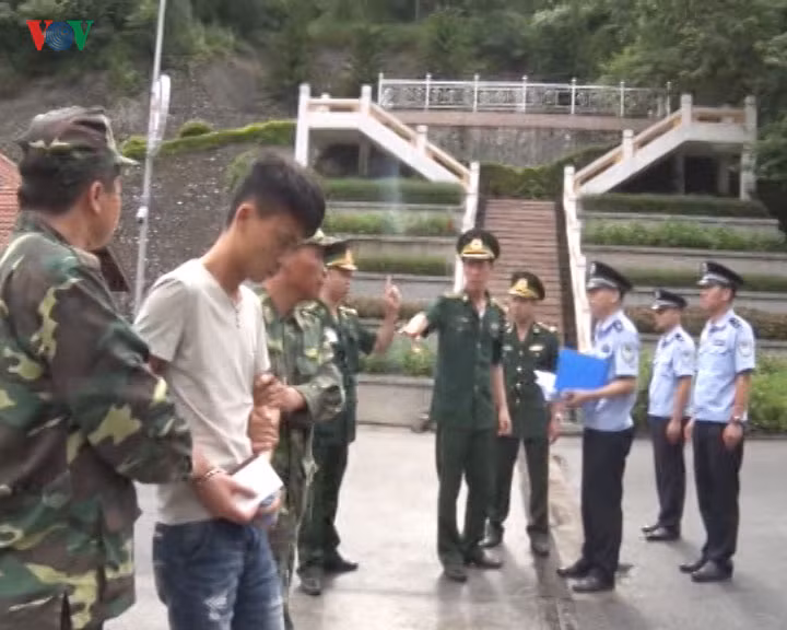  Lực lượng chức năng bàn giao các đối tượng người Trung Quốc có hành vi sử dụng công nghệ cao để bán hàng giả cho cơ quan chức năng Trung Quốc.