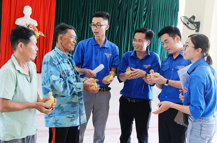 Cán bộ Đoàn thanh niên Bộ Nông nghiệp hướng dẫn bà con kỹ thuật chăn nuôi gà vịt