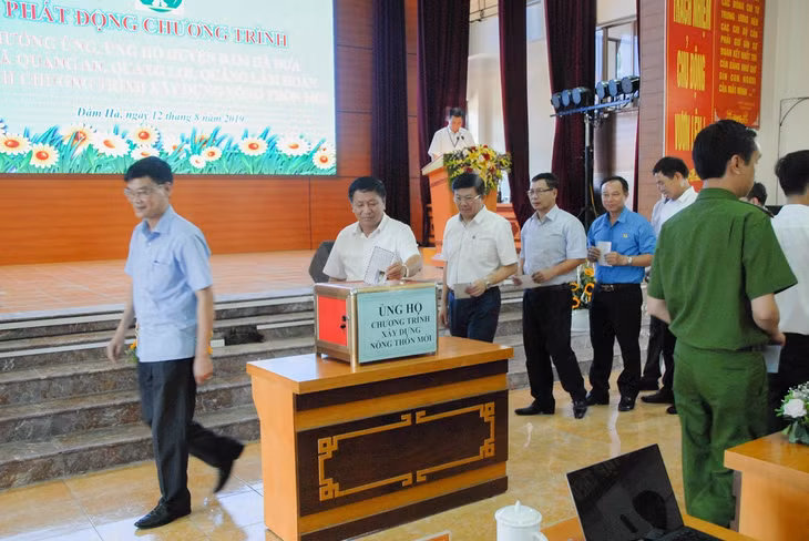 Các đại biểu ủng hộ kinh phí hỗ trợ 3 xã khó khăn của Đầm Hà xây dựng nông thôn mới.