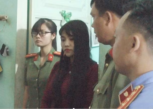 Duyên bị bắt và chứng việc khám xét của Cơ quan điều tra.