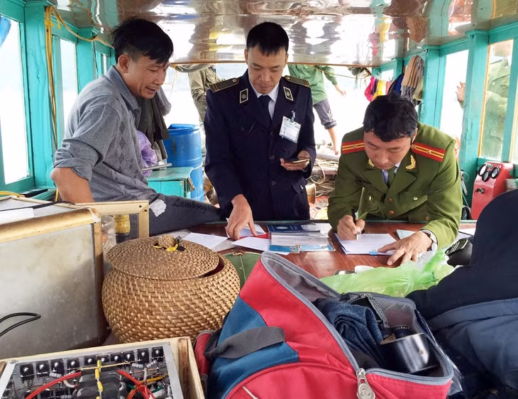 Công tác TTKS, phát hiện, xử lý nghiêm các vi phạm cũng được lực lượng chức năng trên địa bàn huyện Vân Đồn thực hiện quyết liệt. 