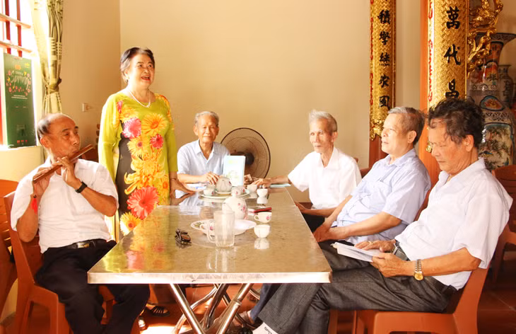Một buổi sinh hoạt của CLB thơ Hương Quê.