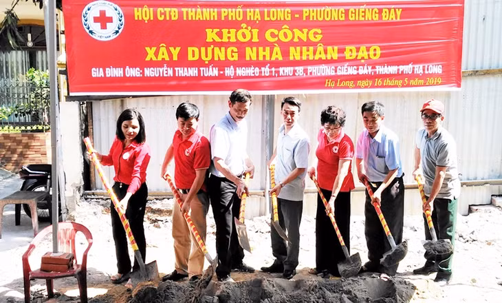 Lễ khởi công xây nhà nhân đạo do ngành Than hỗ trợ cho gia đình anh Nguyễn Thanh Tuấn, ở tổ 1, khu 3B, phường Giếng Đáy (TP Hạ Long) tháng 5/2019.