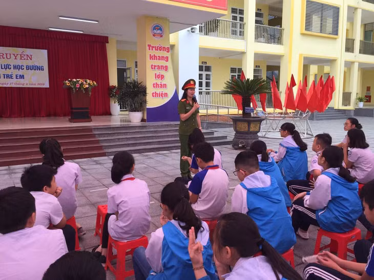 Cán bộ Công an TP Cẩm Phả tuyên truyền Luật giao thông cho các em học sinh trong năm học 2018-2019