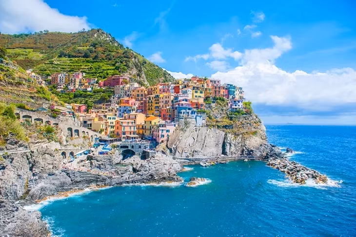 Cinque Terre (tiếng Italy nghĩa là 5 ngôi làng) nằm ở vùng duyên hải thuộc vùng Liguria, phía tây bắc Italy. Các ngôi làng Monterosso al Mare, Riomaggiore, Vernazza, Corniglia và Manarola được xây dựng từ hàng trăm năm trước. Qua nhiều thế kỷ, Cinque Terre vẫn giữ được vẻ hoang sơ và kiến trúc độc đáo bên đường bờ biển kéo dài 42 km. Điểm chung của 5 ngôi làng đẹp như tranh là đều nằm trên vách đá cheo leo. Ảnh: Paulina_kr.