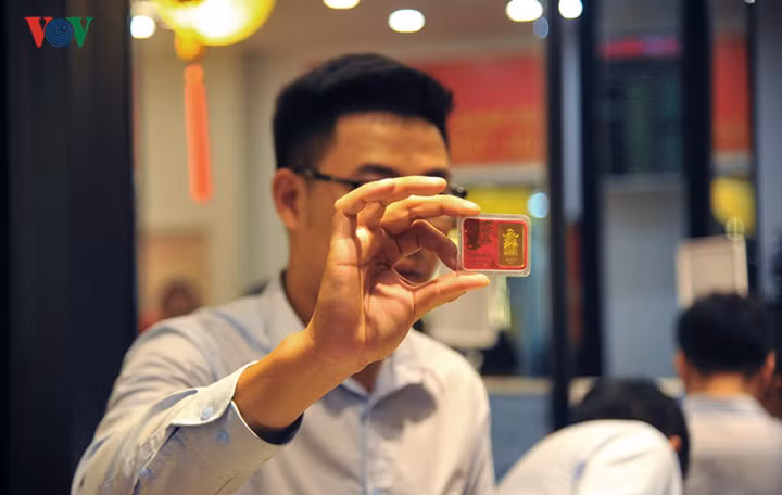 Giá vàng thế giới tăng dựng đứng, trong khi giá vàng trong nước chỉ tăng nhẹ trước diễn biến mới của cuộc chiến Mỹ - Trung.